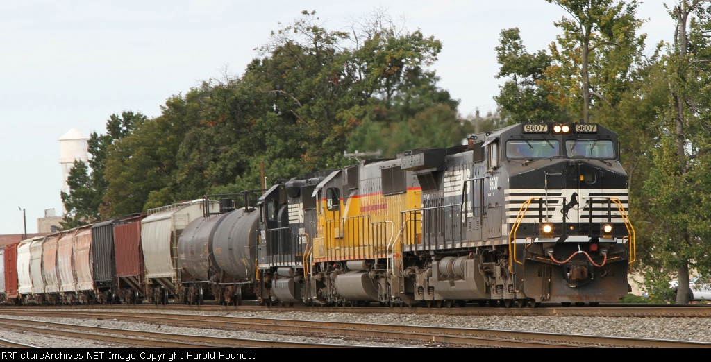 NS 9607 leads train 158 northbound